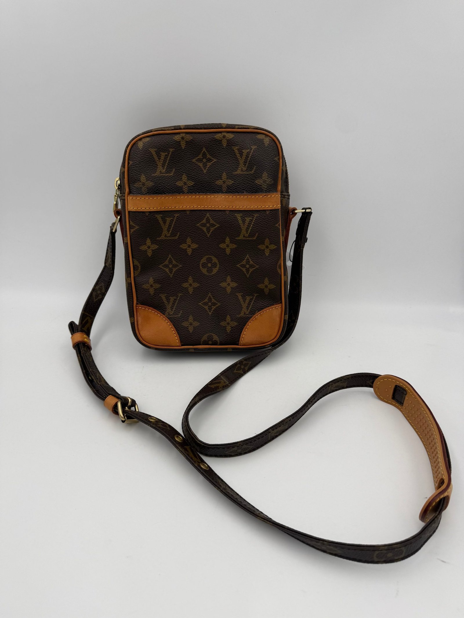 LOUIS VUITTON DANUBE Monogram Handbag - Image 2