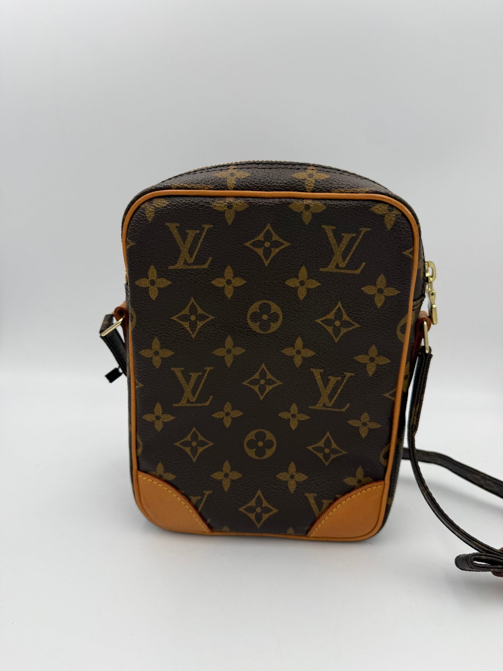 LOUIS VUITTON DANUBE Monogram Handbag - Image 3
