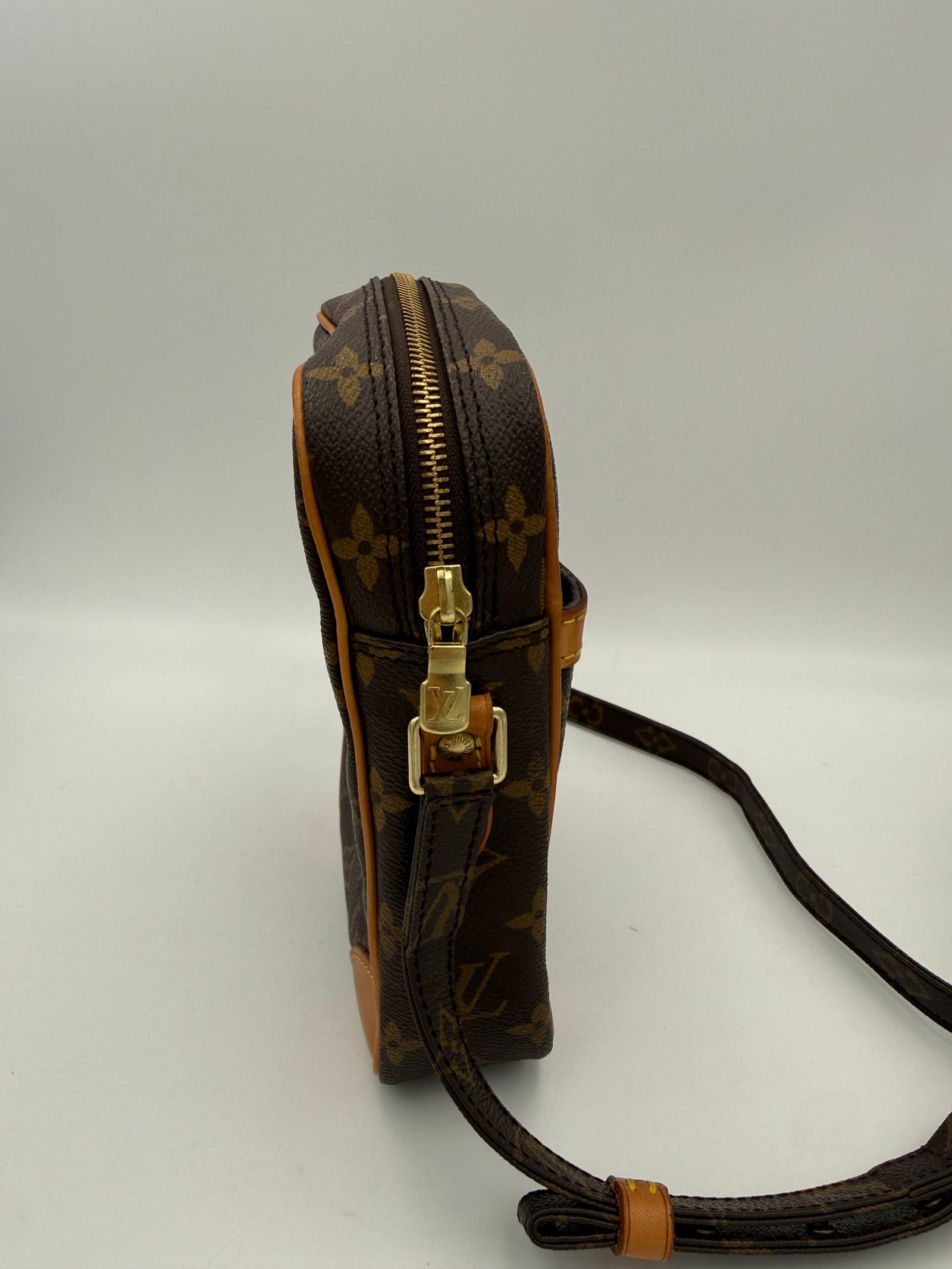 LOUIS VUITTON DANUBE Monogram Handbag - Image 5