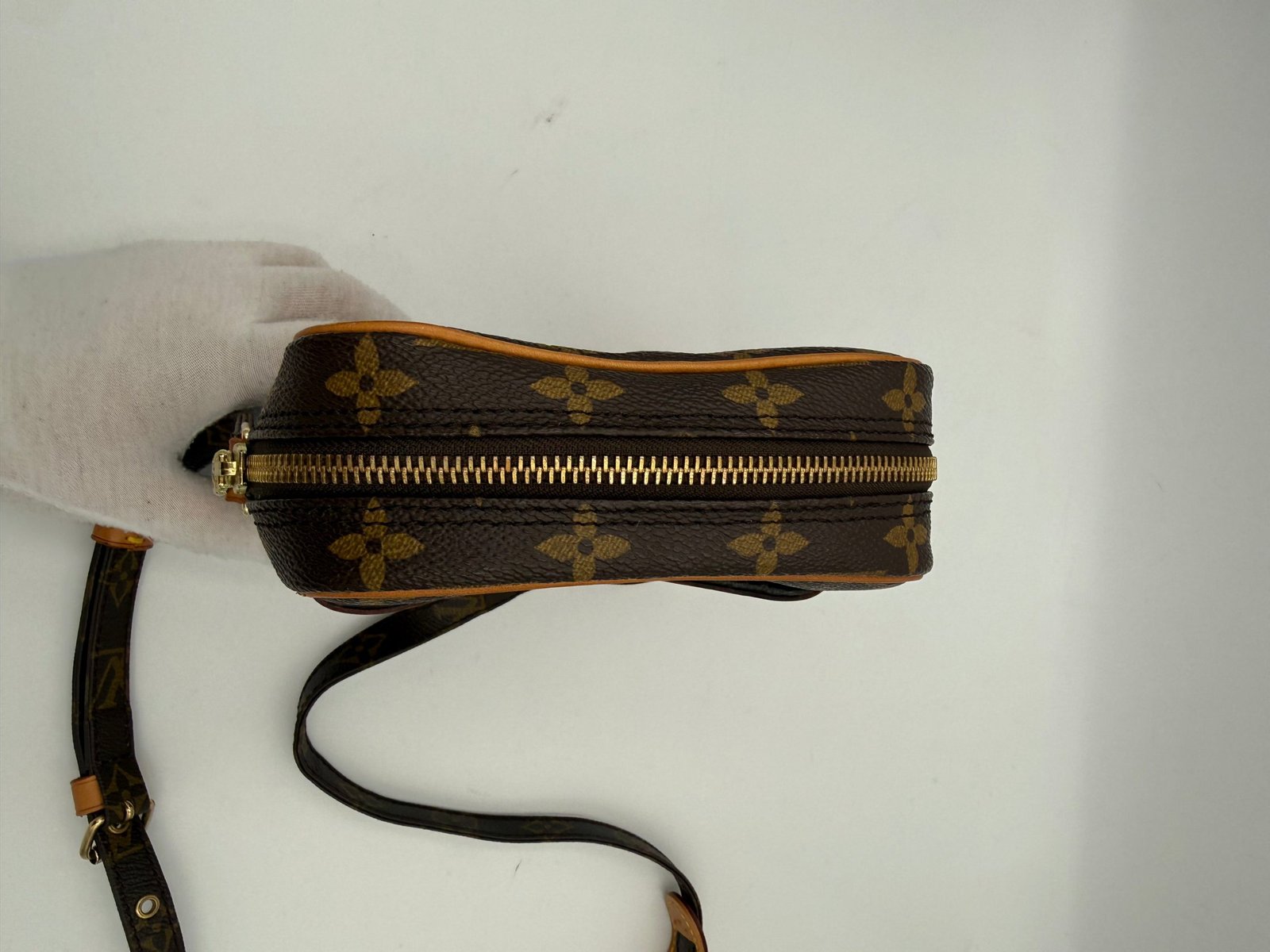 LOUIS VUITTON DANUBE Monogram Handbag - Image 7