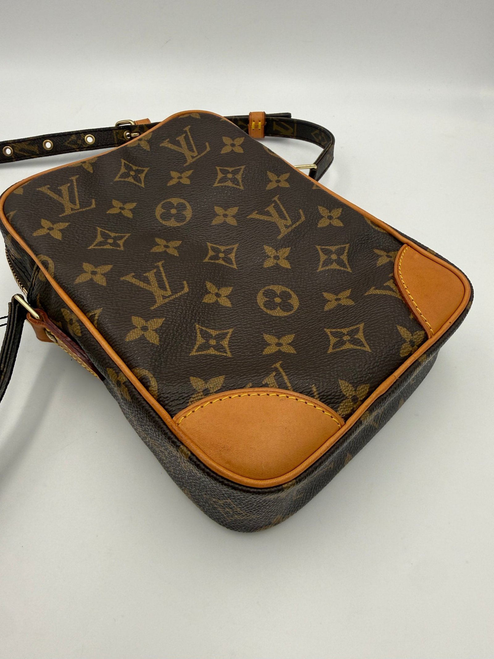 LOUIS VUITTON DANUBE Monogram Handbag - Image 8